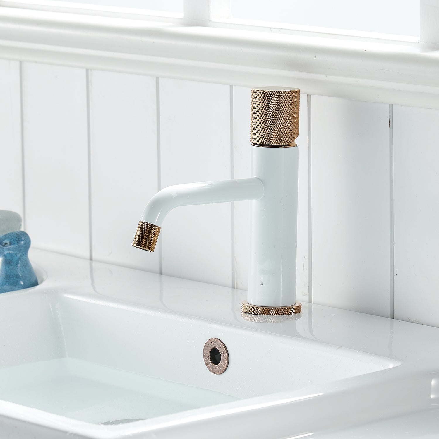 Modern White and Rose Gold Faucet Brass Bathroom Basin Faucet Design Deck Mounted Water Mixer Tap