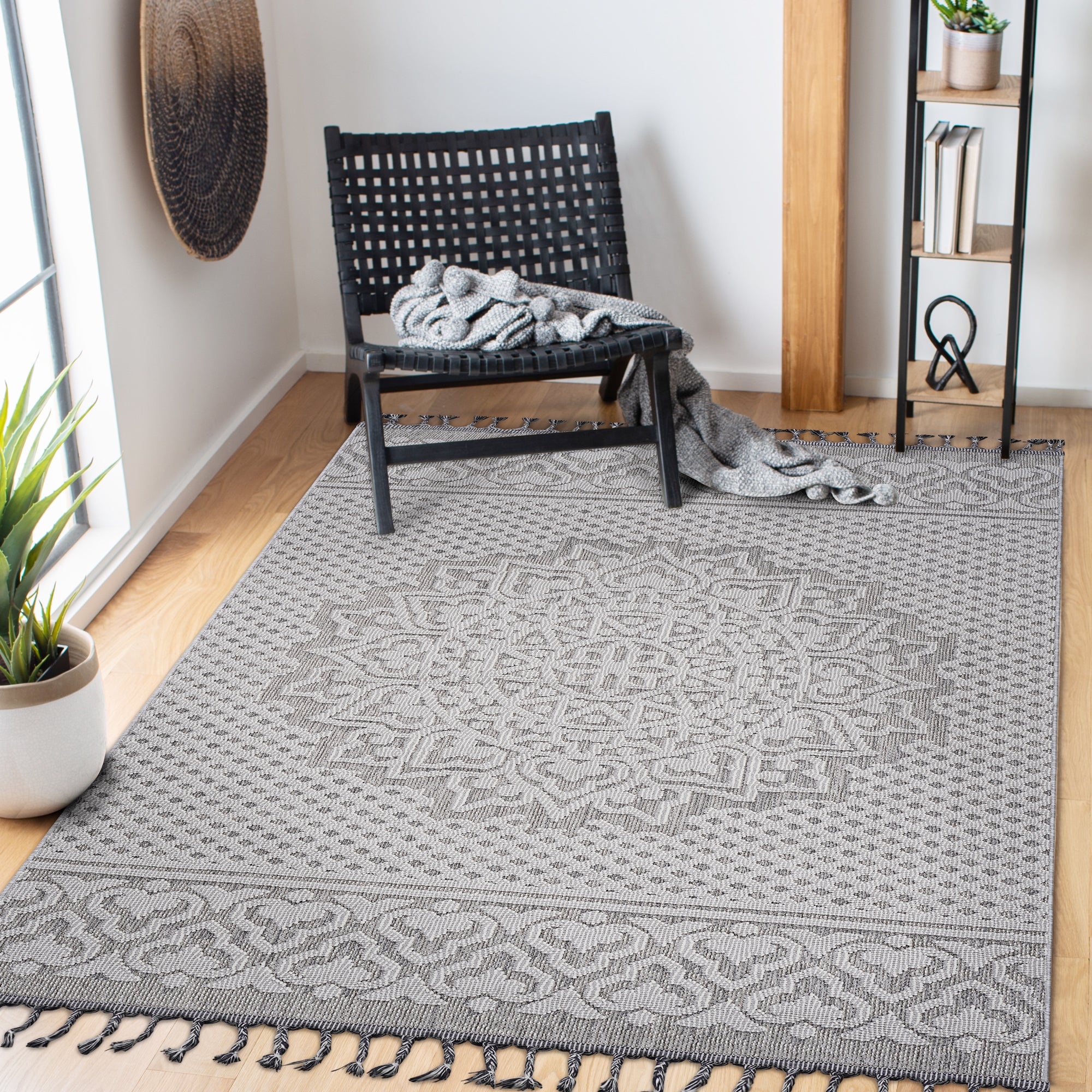 LOOM & LUXE Collection 4X6 Gray/White /Medallion Indoor/Outdoor Area Rug