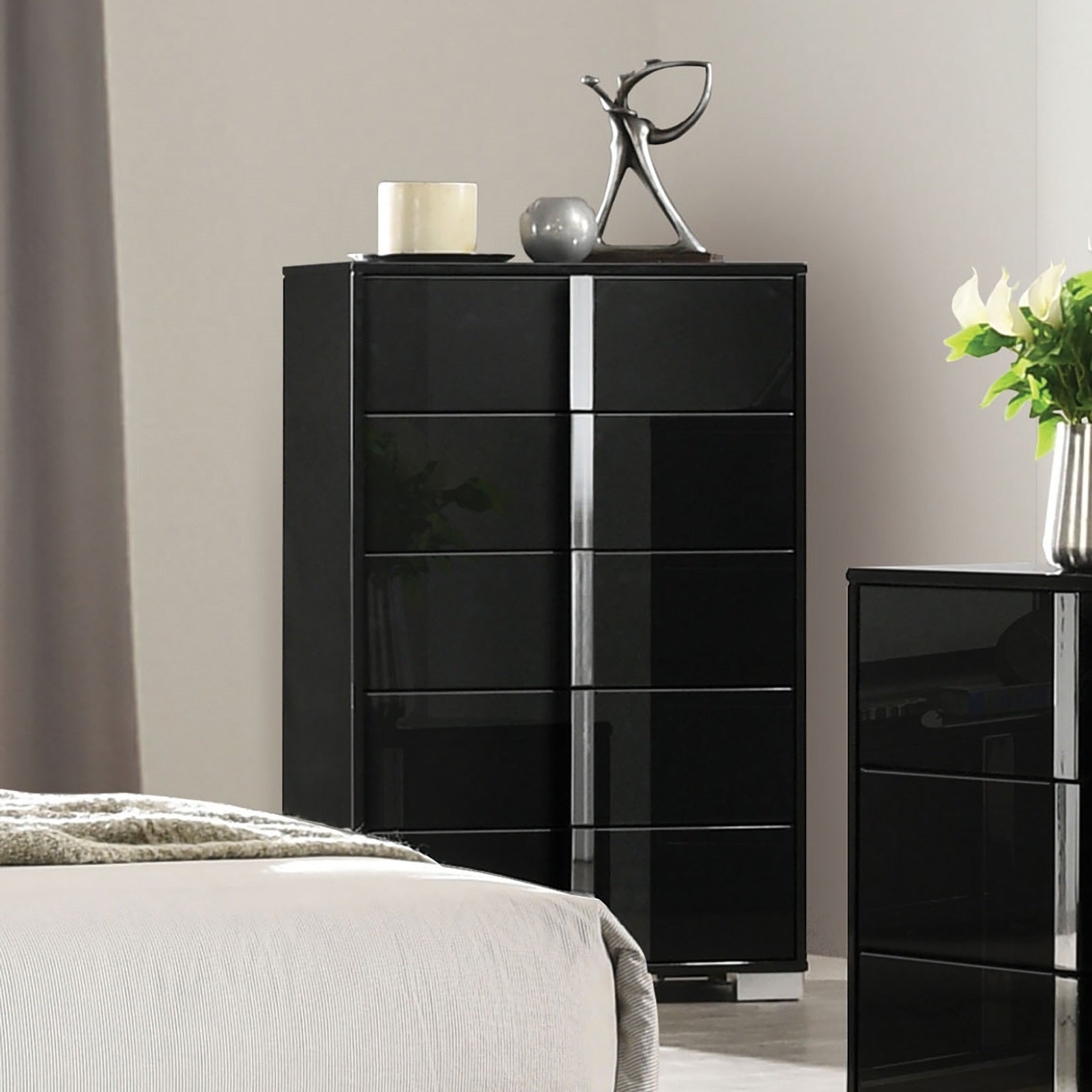 1pc Chest UV Finish Ball Bearing Glides Chrome Vertical Handles And Legs Black contemporary Bedroom Furniture