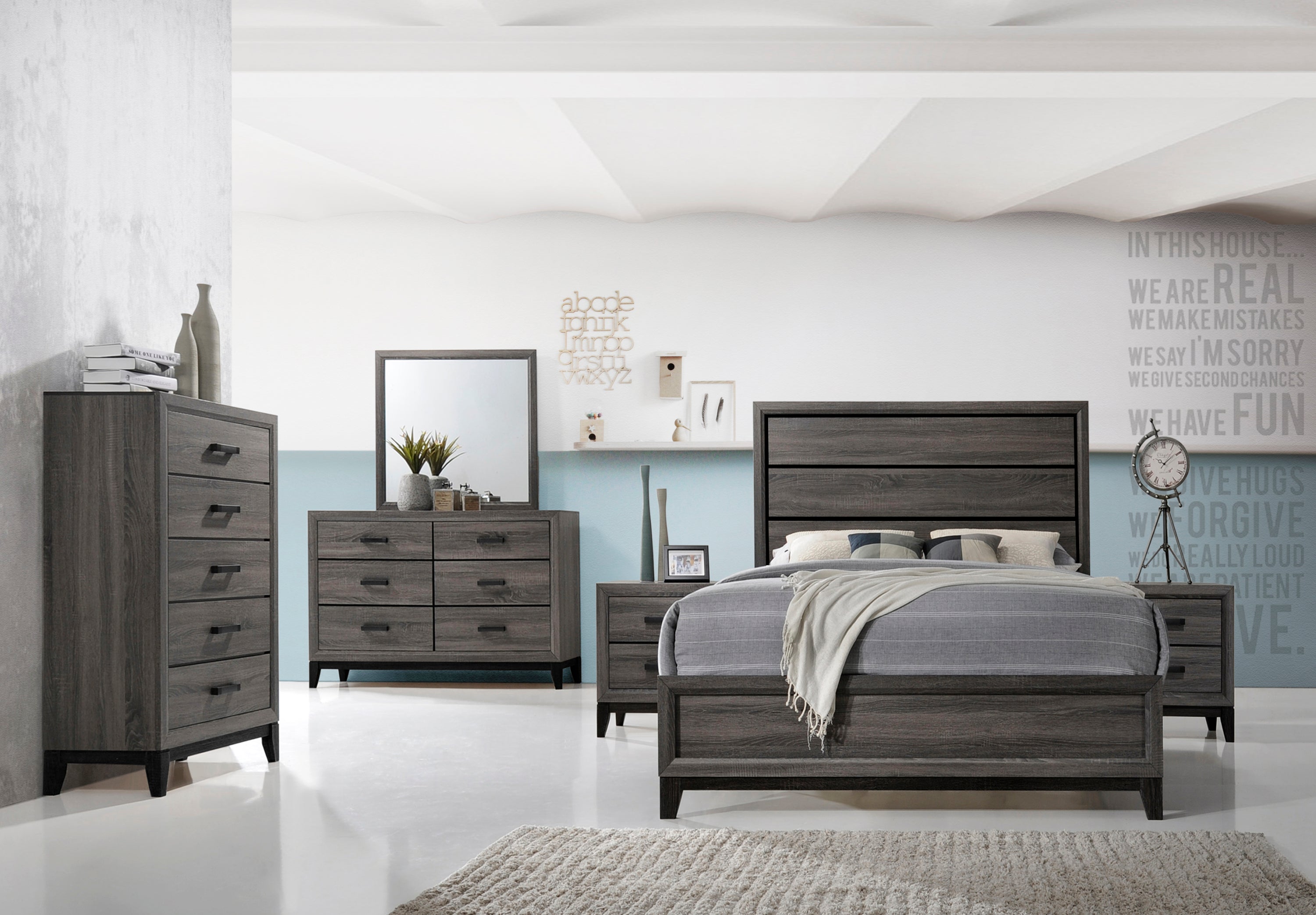 Queen 5 Pc Contemporary Bedroom Set Made With Wood in Gray