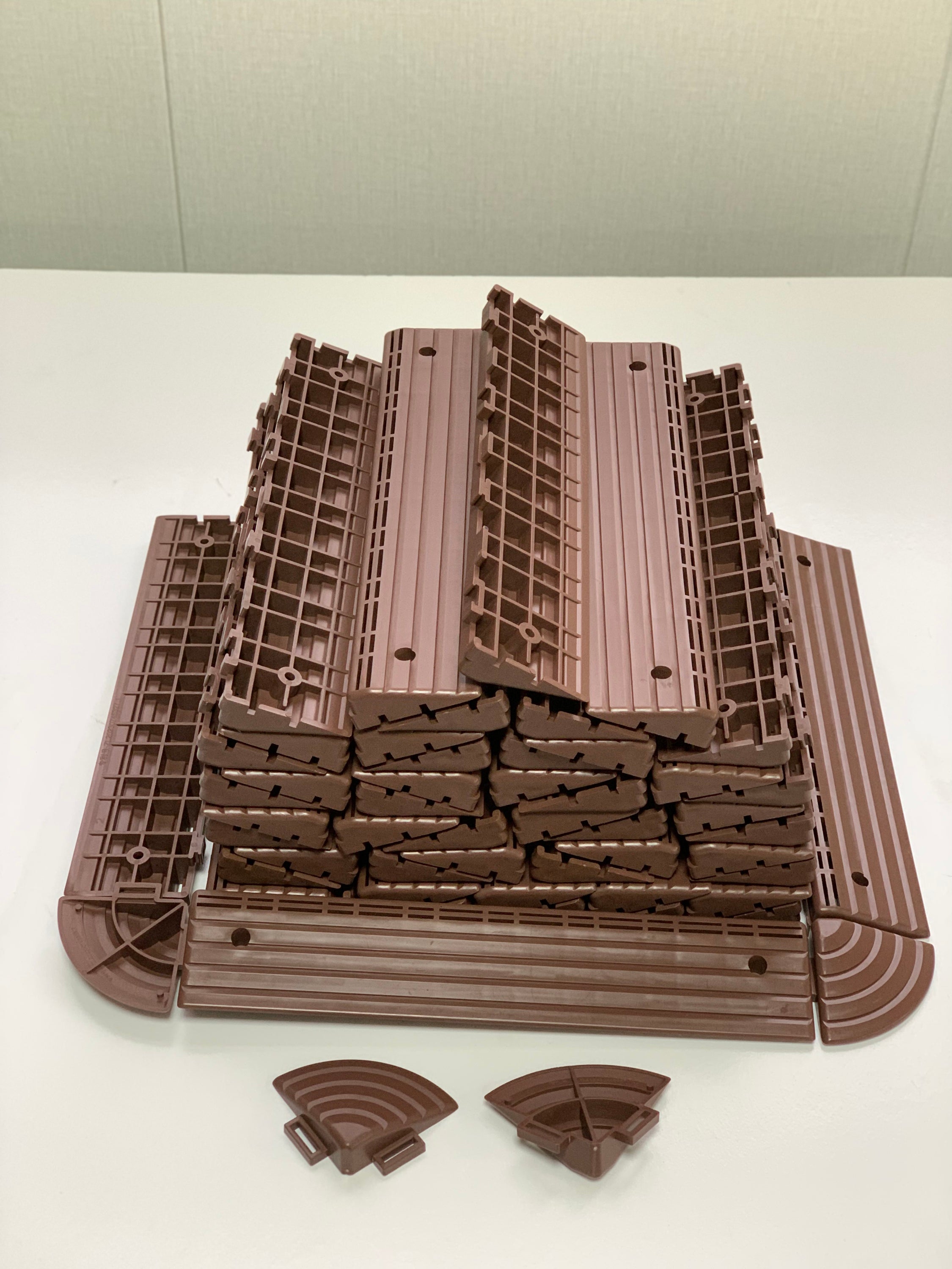 Auxiliary products for splicing plastic floors, 60edge sealing strips and 4corners,  brown