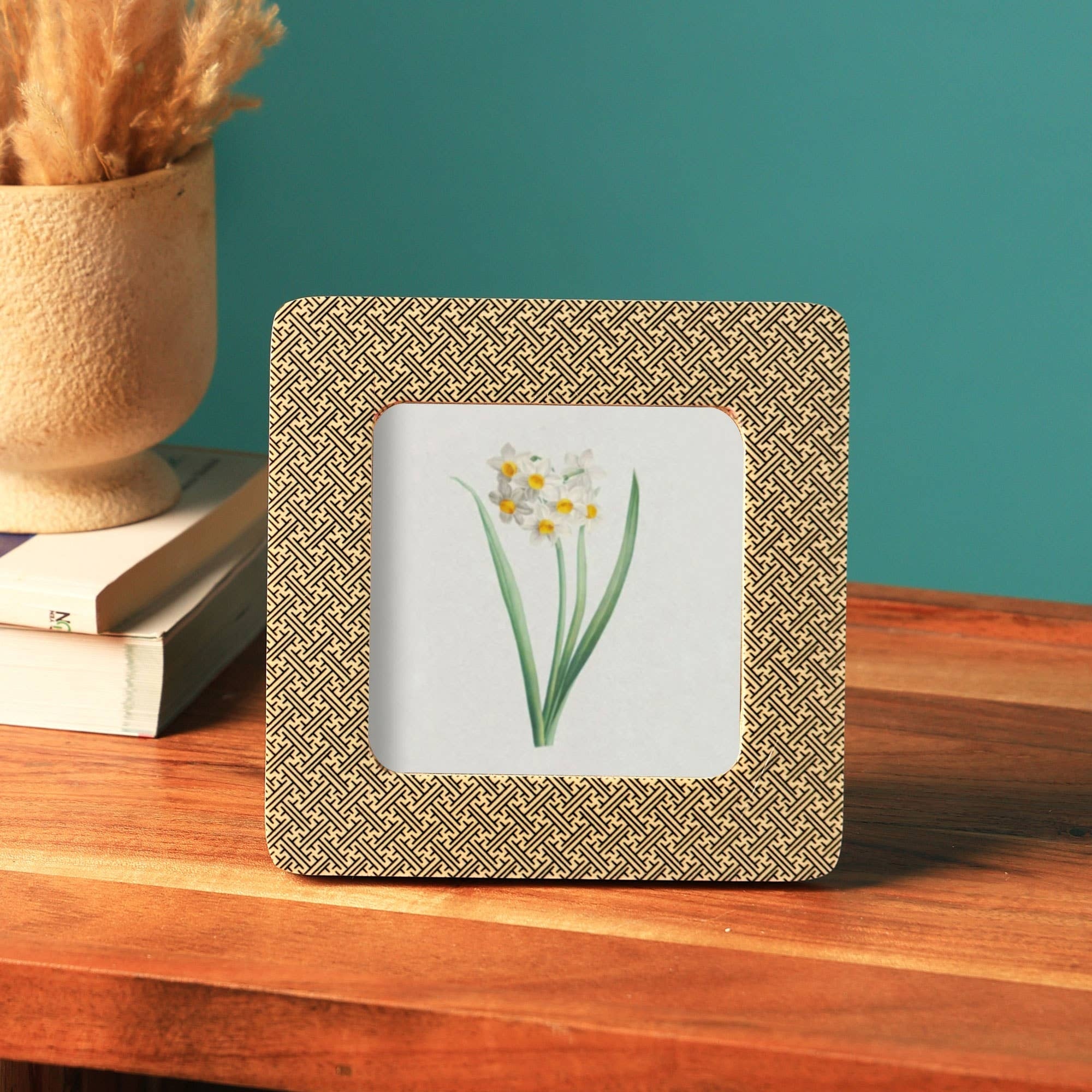 Handcrafted Round Corner Resin Photo Frame - Elegant Décor for Residential Use-4x4'