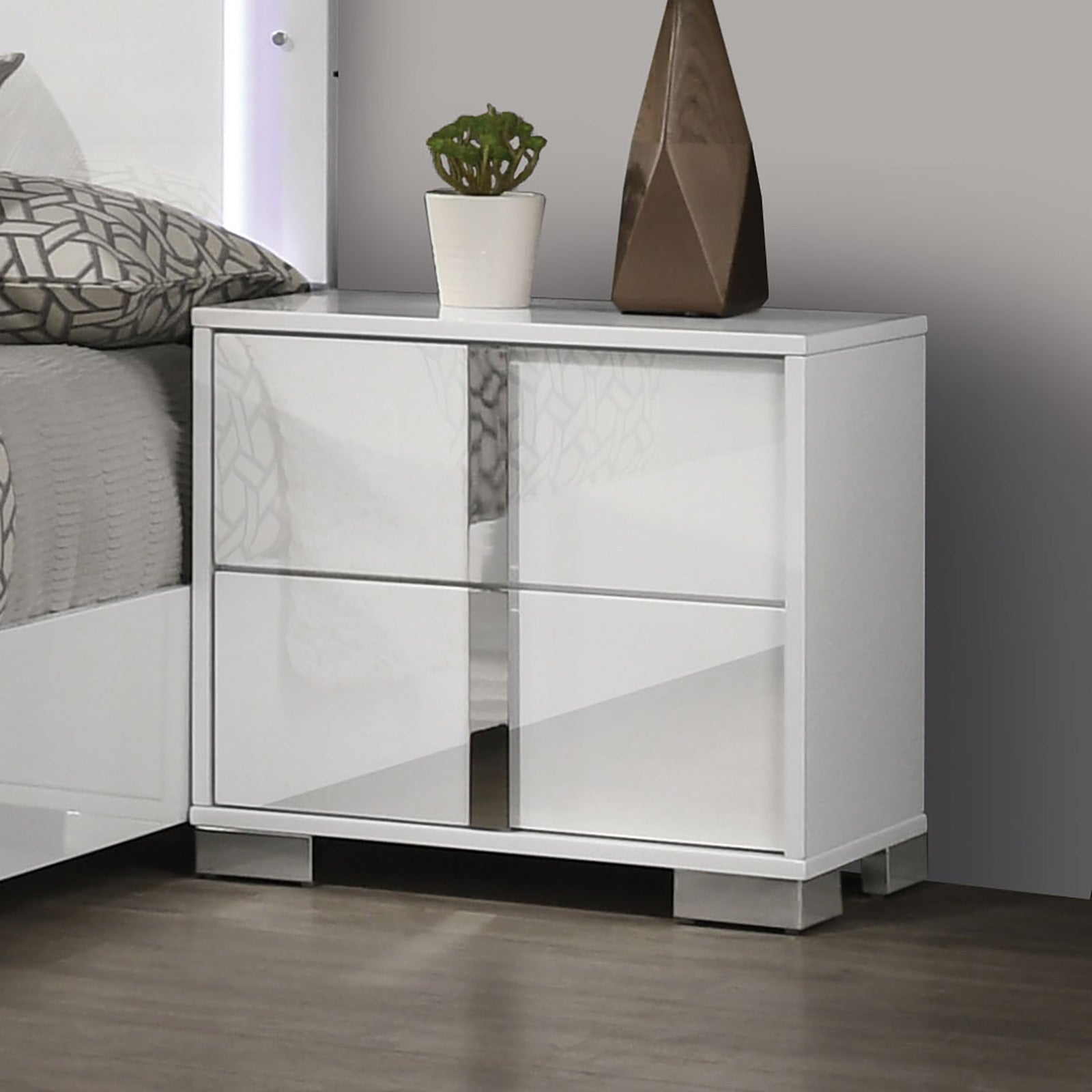 Contemporary Classic White Bedside Table Bedroom Furniture 1pc Nightstand Chrome Legs Handles