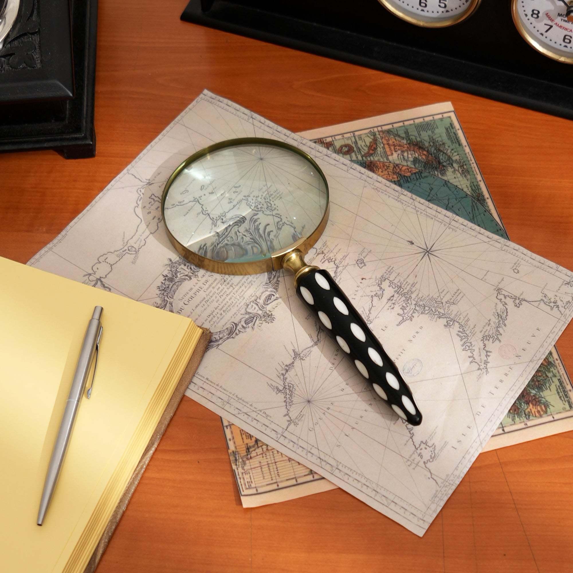 Magnifying Glass with Black & White Shade Resin Handle