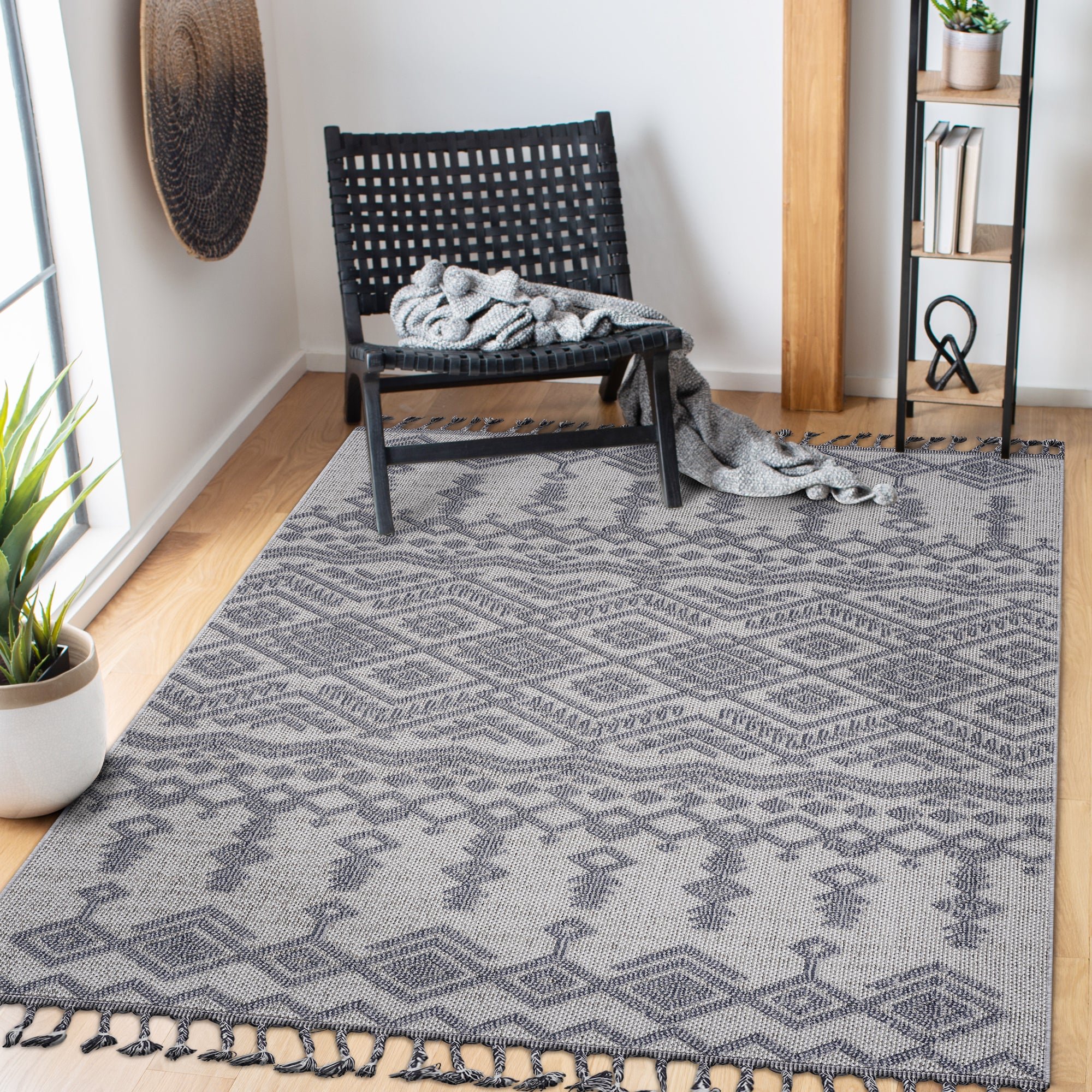 LOOM & LUXE Collection 4X6 White/Gray /Traditional Indoor/Outdoor Area Rug