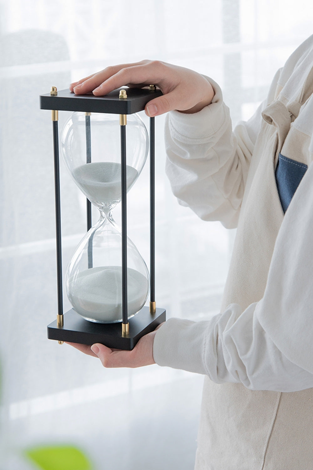 4.3x4.3x12' Hourglass With Wooden Frame, White