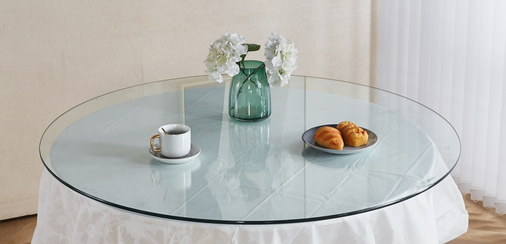 Tempered clear glass top.120CM